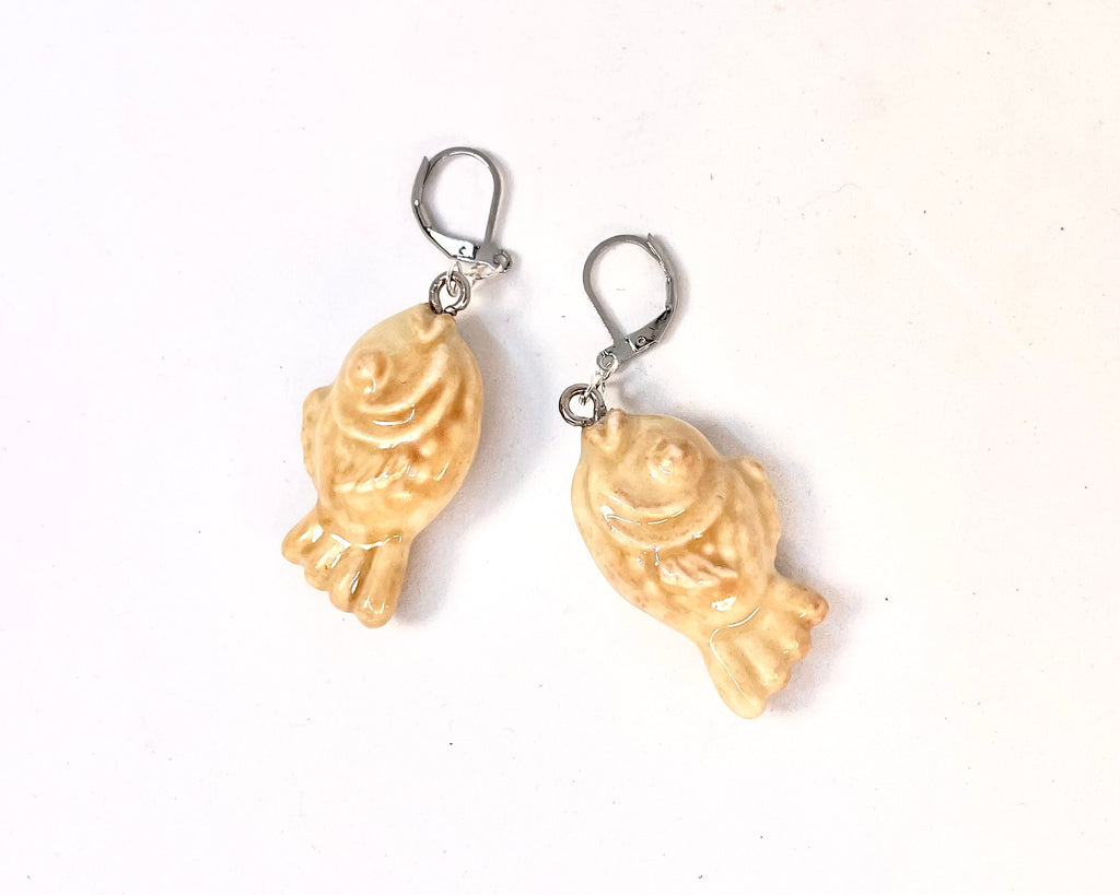 Taiyaki-shaped earrings on a white background