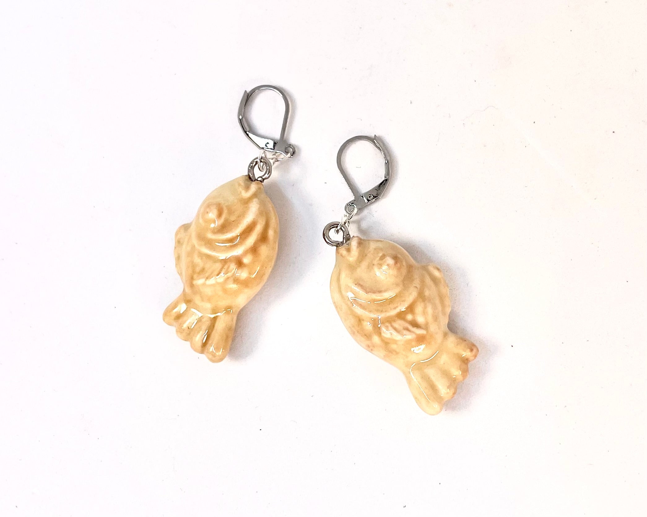Taiyaki-shaped earrings on a white background
