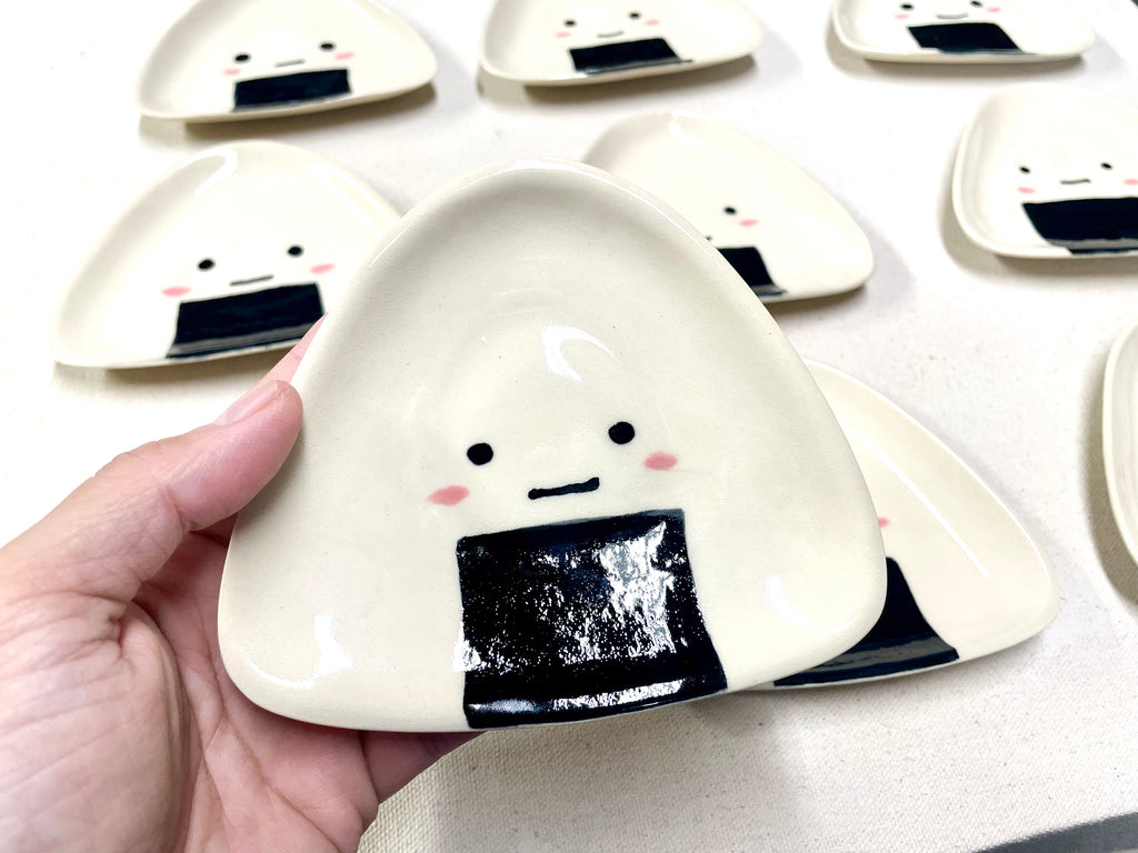 Triangular ceramic plate with onigiri design
